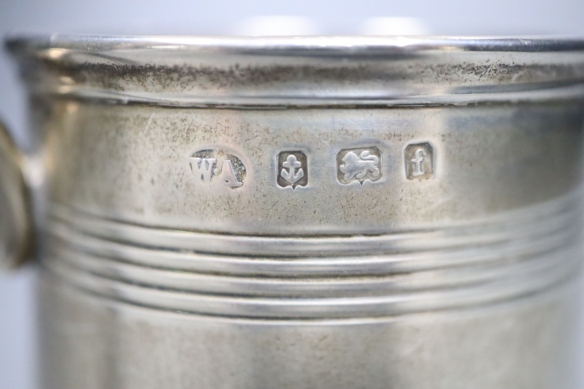 An Edwardian reeded silver christening mug, Birmingham, 1905 and a silver bon bon dish, 4.5oz.